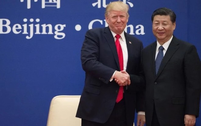 Tổng thống Mỹ Donald Trump và Chủ tịch Trung Quốc Tập Cận Bình bắt tay nhau trong một sự kiện tại Bắc Kinh hồi năm 2017. (Nguồn: npr)
