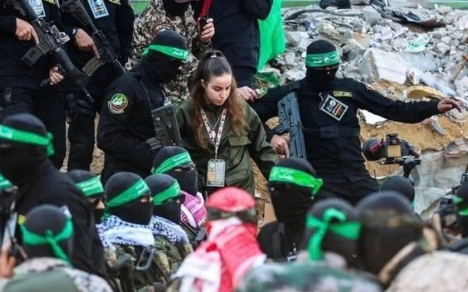 Một con tin được Hamas trao trả tự do ngày 30/1 (Ảnh: AFP)
