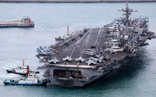 Tàu sân bay USS Carl Vinson được hộ tống vào cảng hải quân ở Busan, Hàn Quốc, ngày 2/3 (Ảnh: AP)
