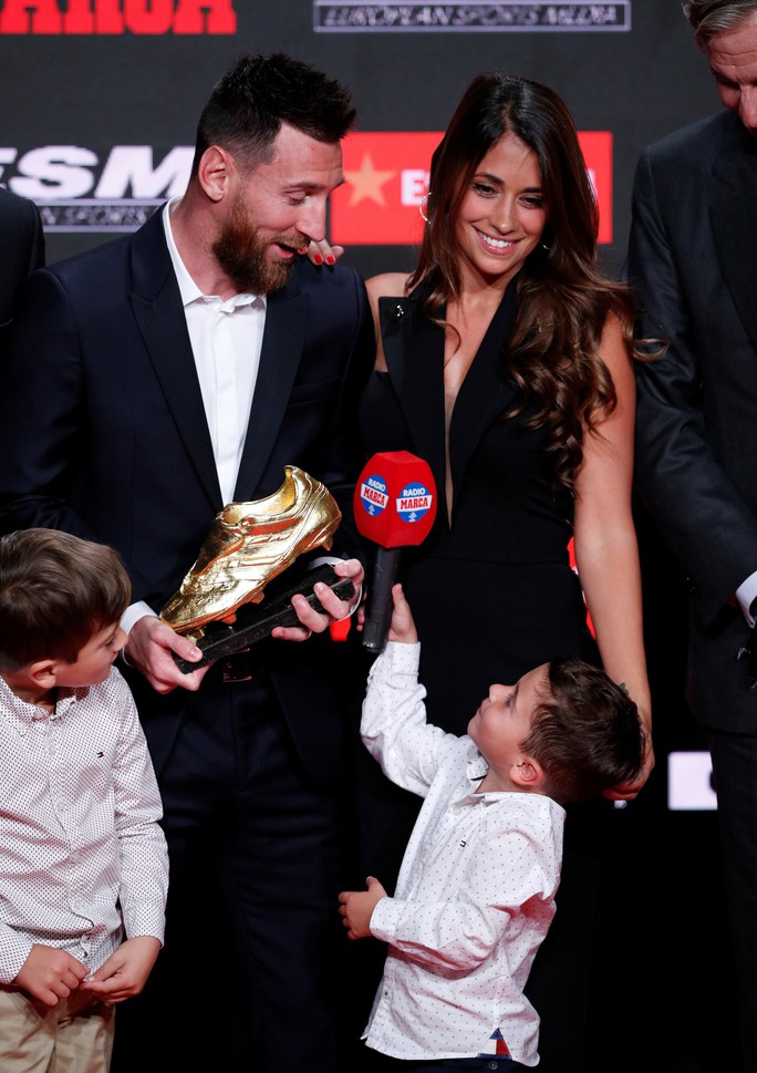 Nhận Chiếc giày vàng thứ 6, Messi tri ân hai nhân vật đặc biệt - Ảnh 11. Nhận Chiếc giày vàng thứ 6, Messi tri ân hai nhân vật đặc biệt - Ảnh 11.