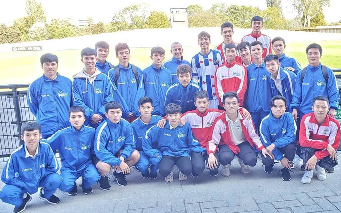 Học viện HAGL JMG thăm Đoàn Văn Hậu nhân dịp đá với U17 Feyenoord - Ảnh 1. Học viện HAGL JMG thăm Đoàn Văn Hậu nhân dịp đá với U17 Feyenoord - Ảnh 1.