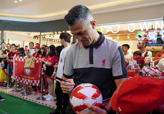 Cựu danh thủ Luis Garcia giới thiệu c&uacute;p Champions League ở Việt Nam - Ảnh 3.