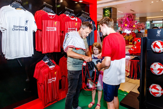 Cựu danh thủ Luis Garcia giới thiệu c&uacute;p Champions League ở Việt Nam - Ảnh 5.