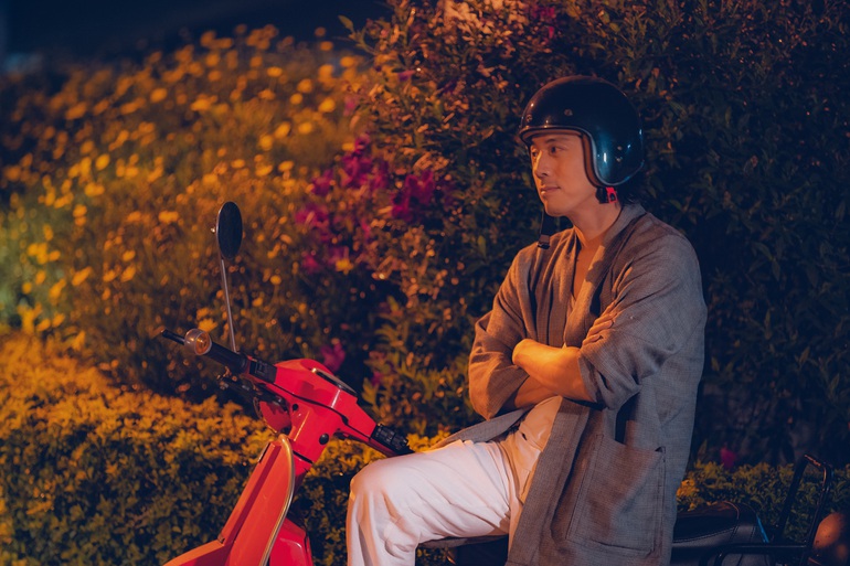 Nam thần Hàn Quốc Han Jae Suk tập lái xe máy để đóng phim với Lý Nhã Kỳ - 1