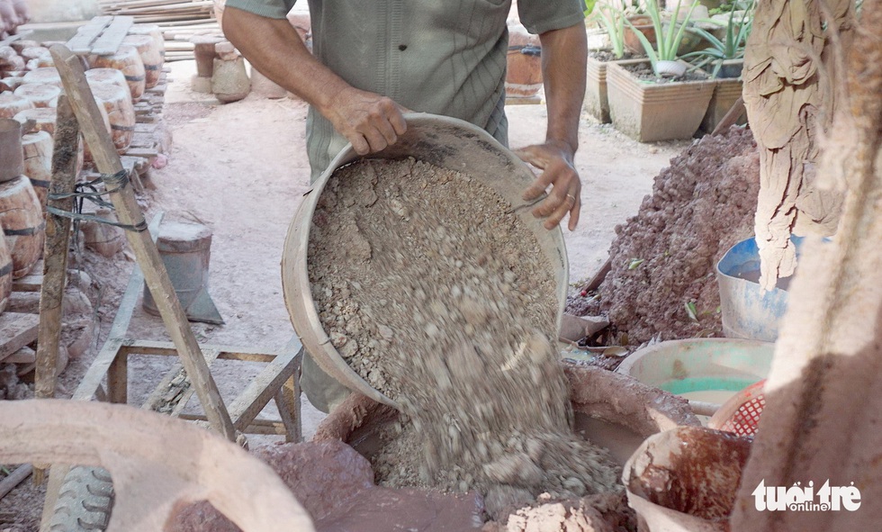 Ngạc nhi&ecirc;n với nghề l&agrave;m heo đất cho m&ugrave;a Tết Nguy&ecirc;n đ&aacute;n - Ảnh 3.