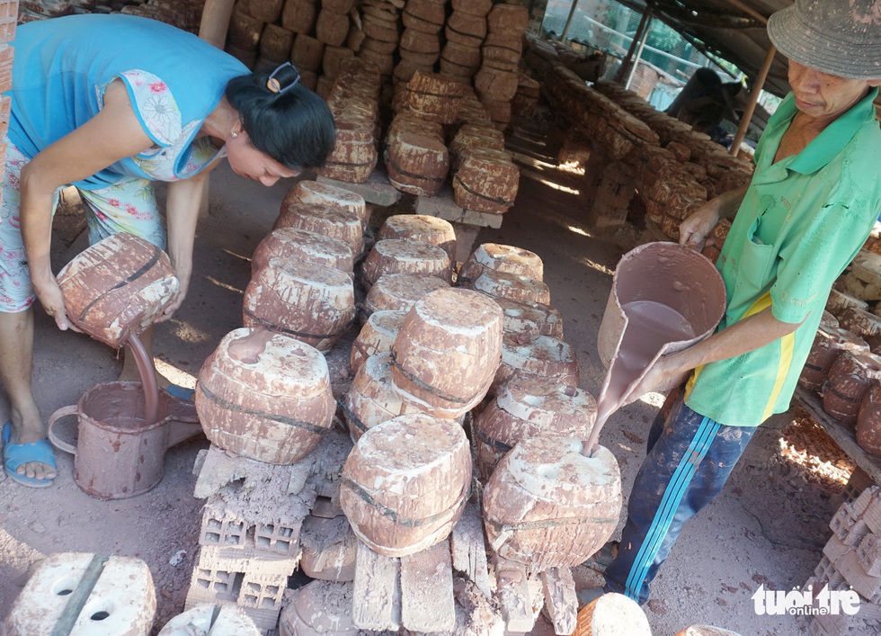 Ngạc nhi&ecirc;n với nghề l&agrave;m heo đất cho m&ugrave;a Tết Nguy&ecirc;n đ&aacute;n - Ảnh 4.