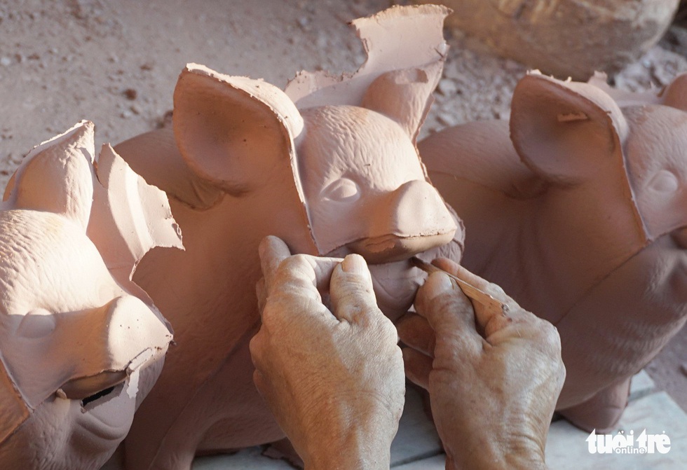 Ngạc nhi&ecirc;n với nghề l&agrave;m heo đất cho m&ugrave;a Tết Nguy&ecirc;n đ&aacute;n - Ảnh 6.