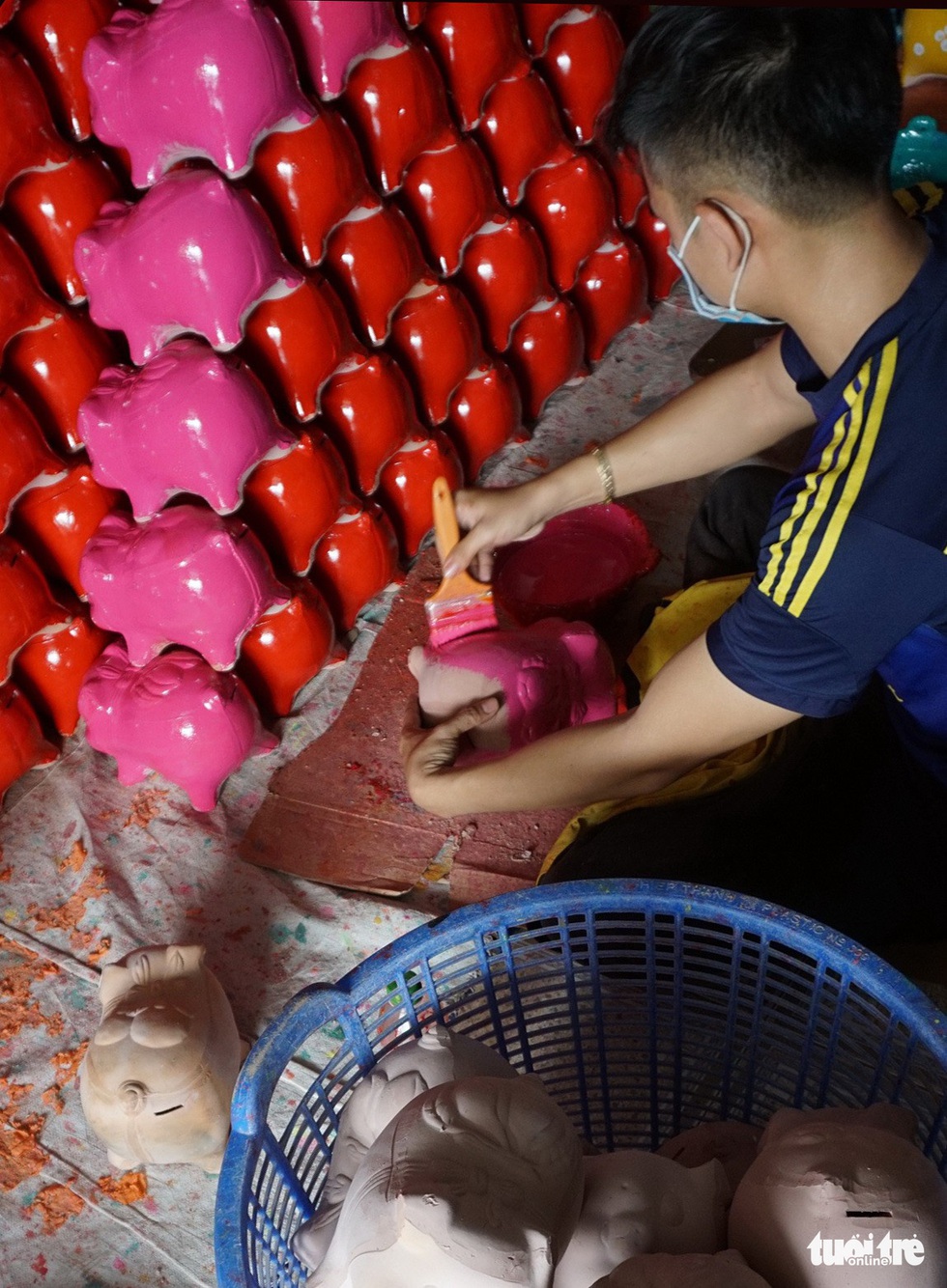 Ngạc nhi&ecirc;n với nghề l&agrave;m heo đất cho m&ugrave;a Tết Nguy&ecirc;n đ&aacute;n - Ảnh 15.