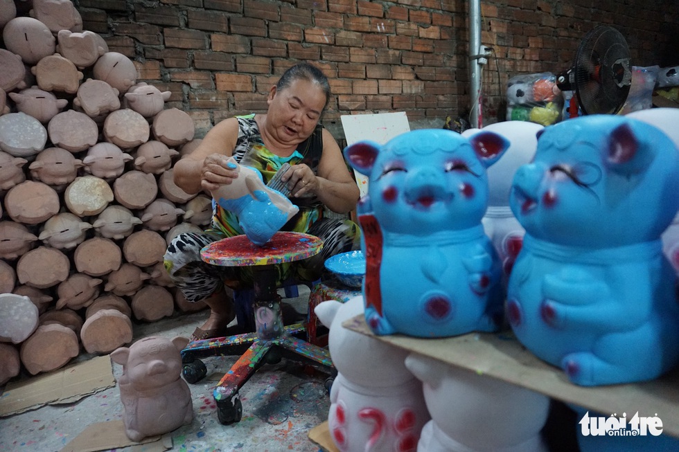 Ngạc nhi&ecirc;n với nghề l&agrave;m heo đất cho m&ugrave;a Tết Nguy&ecirc;n đ&aacute;n - Ảnh 14.