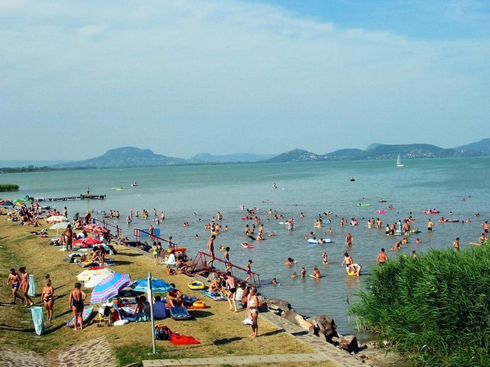 Hồ lớn nhất Trung Âu đóng băng nhìn như xứ thủy tinh - Ảnh 12. Hồ lớn nhất Trung Âu đóng băng nhìn như xứ thủy tinh - Ảnh 12.