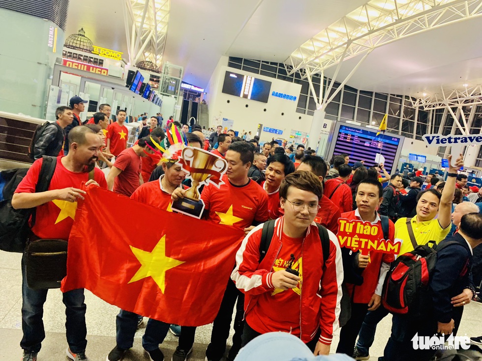 H&agrave;ng trăm cổ động vi&ecirc;n xuy&ecirc;n đ&ecirc;m l&ecirc;n đường sang Dubai tiếp lửa đội tuyển VN - Ảnh 1.