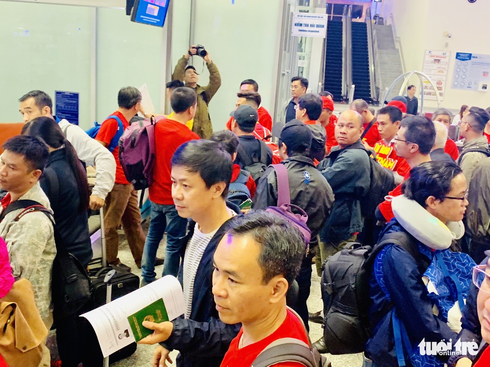 H&agrave;ng trăm cổ động vi&ecirc;n xuy&ecirc;n đ&ecirc;m l&ecirc;n đường sang Dubai tiếp lửa đội tuyển VN - Ảnh 4.