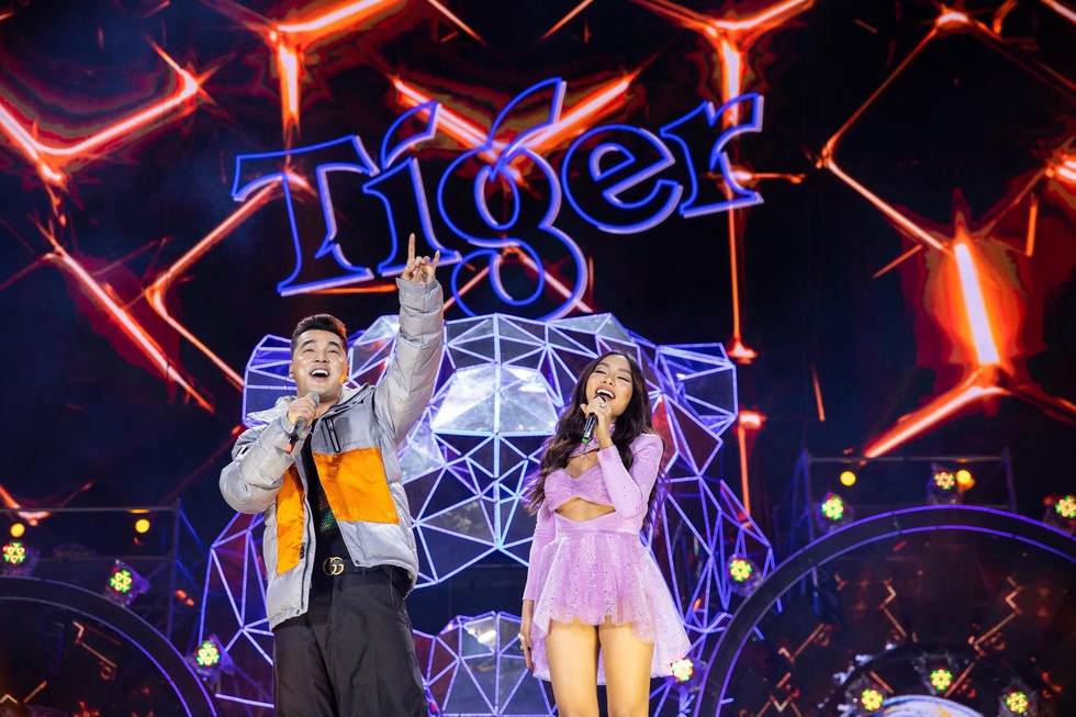 Đông Nhi chuốc say fan với vũ đạo cực nóng bỏng - Ảnh 7. Đông Nhi chuốc say fan với vũ đạo cực nóng bỏng - Ảnh 7.