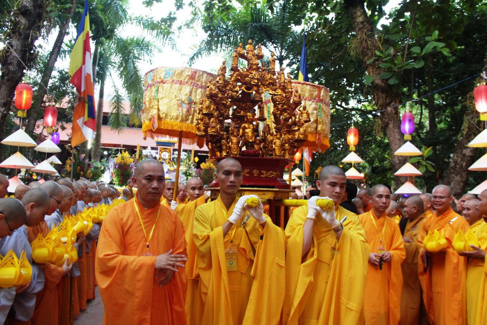 Hàng ngàn Phật tử Huế rước Phật  lên Tổ đình Từ Đàm - Ảnh 1.