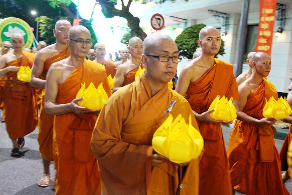 Hàng ngàn Phật tử Huế rước Phật  lên Tổ đình Từ Đàm - Ảnh 7.