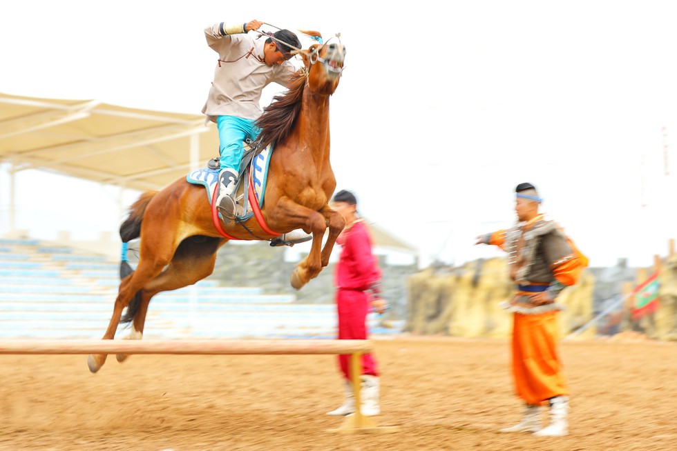 Thưởng thức tuyệt kỹ trên lưng ngựa của anh hào nữ kiệt Nội Mông - Ảnh 4.