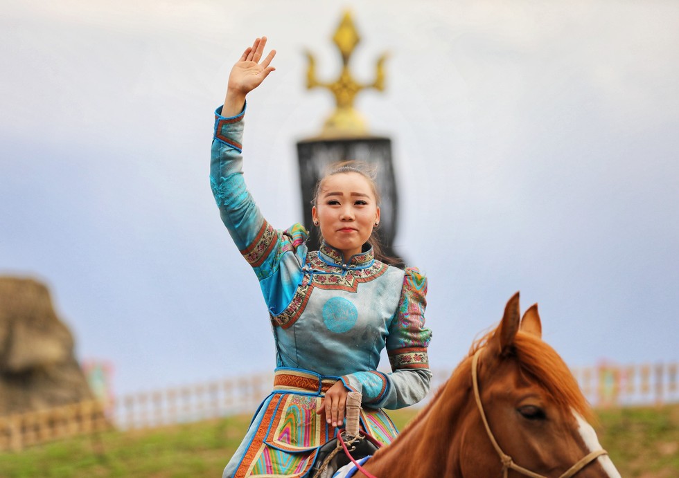 Thưởng thức tuyệt kỹ trên lưng ngựa của anh hào nữ kiệt Nội Mông - Ảnh 8.