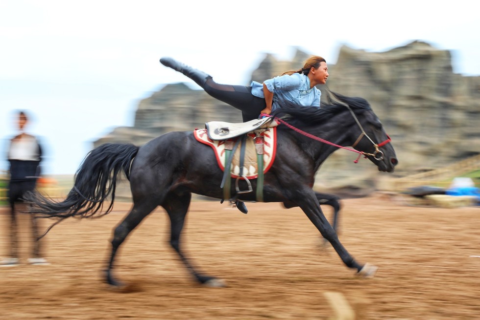 Thưởng thức tuyệt kỹ trên lưng ngựa của anh hào nữ kiệt Nội Mông - Ảnh 1.