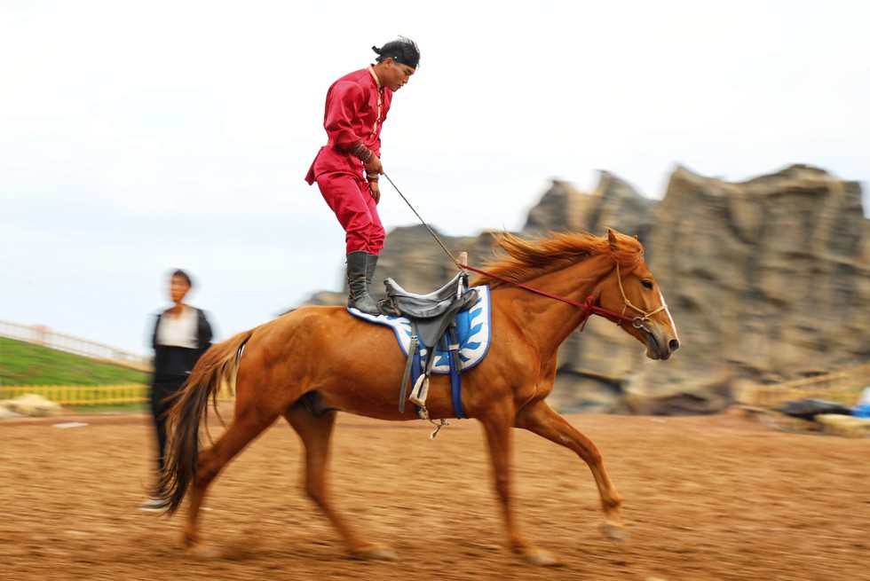 Thưởng thức tuyệt kỹ trên lưng ngựa của anh hào nữ kiệt Nội Mông - Ảnh 2.