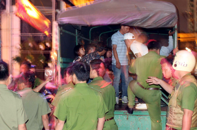 Hàng chục người được công an đưa về trụ sở kiểm tra ma túy.