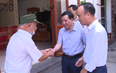 Phó Bí thư Thường trực Tỉnh uỷ Lại Thế Nguyên thăm và tặng quà  nhân ngày 27/7 tại Thành phố Sầm Sơn