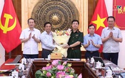 Ban Thường vụ Tỉnh ủy chúc mừng Thiếu tướng Lê Văn Trung, Phó Chính ủy Quân khu 4