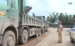 Các doanh nghiệp vận tải huyện Nông Cống cắt bỏ cánh quạt hai bên thành thùng đảm bảo tải trọng phương tiện