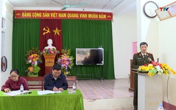 Giám đốc Công an tỉnh dự sinh hoạt chi bộ phố Lê Hoàn,
thị trấn Ngọc Lặc