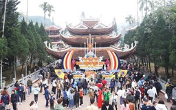 Hàng vạn du khách dự khai hội chùa Hương 2023