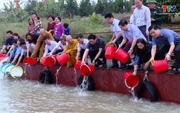 Thả cá giống tái tạo nguồn lợi thủy sản