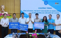 Trao tặng sổ bảo hiểm xã hội, thẻ bảo hiểm y tế cho người dân có hoàn cảnh khó khăn bị ảnh hưởng bởi bão số 3