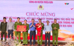 Trao thưởng đột xuất cho Công an huyện Triệu Sơn về thành tích đấu tranh phòng chống tội phạm