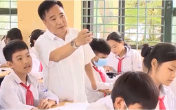 Trao tặng Bằng khen của Bộ trưởng Bộ GD&ĐT cho thầy giáo Đào Thanh Hương