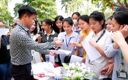 Gần 1200 học sinh Trường Trung học phổ thông Lang Chánh tham gia sàn giao dịch việc làm