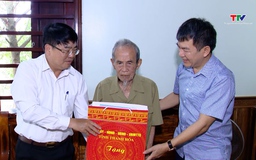 Trưởng Ban Quản lý Khu kinh tế Nghi Sơn và các khu công nghiệp tỉnh thăm, tặng quà chiến sĩ Điện Biên tại huyện Ngọc Lặc