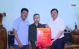 Phó Chủ tịch Uỷ ban Nhân dân tỉnh Mai Xuân Liêm thăm, tặng quà cựu chiến sỹ Điện Biên