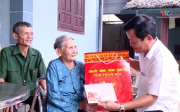 Chủ tịch Hội đồng Nhân dân tỉnh Nguyễn Quang Hải thăm, tặng quà gia đình chính sách tại huyện Quảng Xương