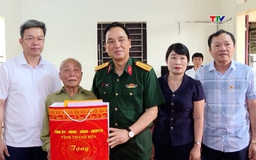 Chỉ huy trưởng Bộ Chỉ huy Quân sự tỉnh thăm, tặng quà cựu chiến sỹ Điện Biên