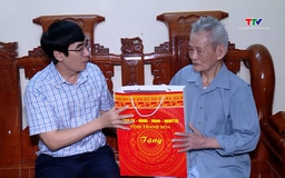 Thăm, tặng quà các đối tượng chính sách tại thị xã Bỉm Sơn và huyện Hoằng Hóa