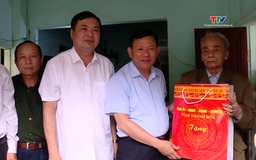 Phó chủ tịch Thường trực UBND tỉnh thăm, tặng quà gia đình chính sách tại huyện Hà Trung