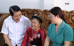 Phó Chủ tịch UBND tỉnh Lê Đức Giang thăm, tặng quà gia đình chính sách tại các huyện Cẩm Thủy và Như Xuân
