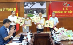 Vĩnh Lộc: Trao huy hiệu đảng cho các đồng chí nguyên lãnh đạo huyện