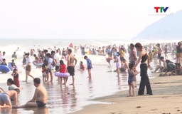 Du khách đổ về các bãi biển Thanh Hoá tăng cao trong những ngày đầu nghỉ lễ 30-4