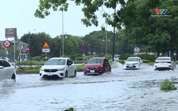 Mưa lớn gây ngập lụt nhiều tuyến đường tại thành phố Thanh Hóa