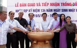 Dâng tặng trống đồng vào nhà lưu niệm Chủ tịch Hồ Chí Minh tại huyện đảo Cô Tô