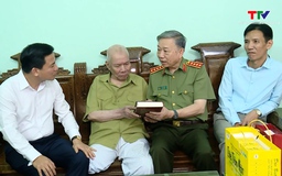 Đại Tướng Tô Lâm dâng hương tưởng niệm Chủ tịch Hồ Chí Minh và thăm các gia đình có công với cách mạng