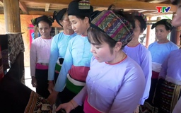 Người phụ nữ dân tộc Thái nỗ lực giữ gìn nghề dệt thổ cẩm truyền thống