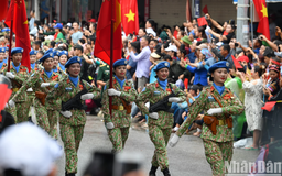 [Ảnh] Người dân hào hứng với màn diễu binh, diễu hành qua các tuyến phố Điện Biên Phủ