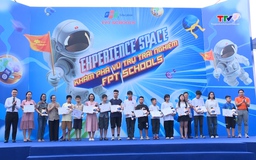 Tập đoàn FPT trao học bổng cho học sinh tại Thanh Hóa