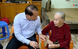 Trưởng Ban Tổ chức Tỉnh ủy Nguyễn Văn Hùng viếng nghĩa trang liệt sĩ và thăm tặng quà gia đình chính sách huyện Cẩm Thủy